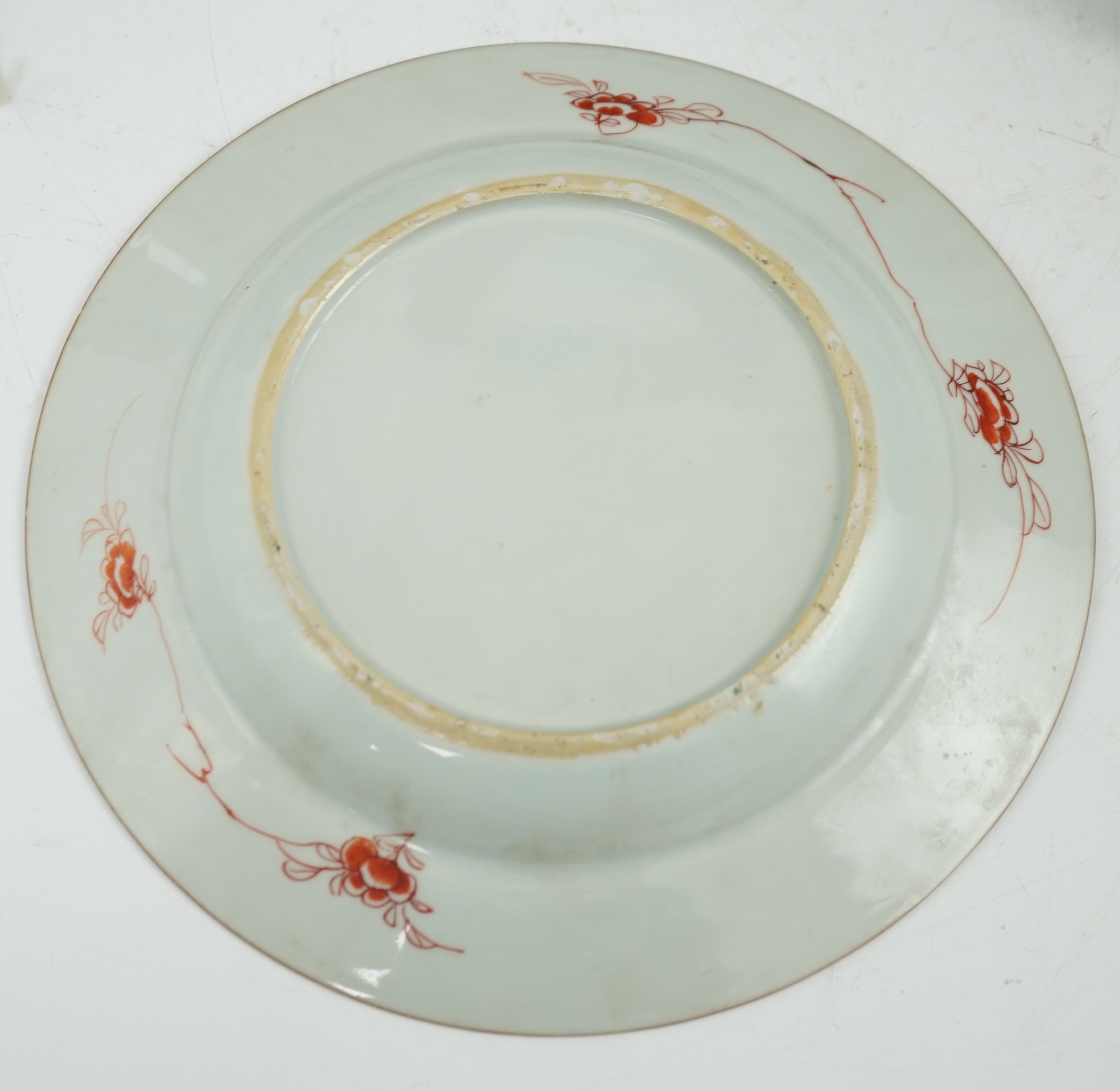 A Chinese famille verte ‘deer and crane’ dish and four matching plates, Kangxi period